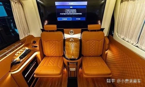Дев'ятимісний караван Mercedes-Benz Sprinter із королівським інтер'єром